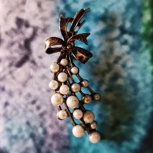 💋Brooch with Faux Pearls Silver Tone Costume Jewelry